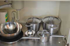 シンク下は鍋類が置かれています。(2013-03-11,共用部,KITCHEN,2F)