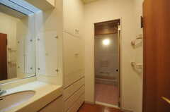 脱衣室から見たバスルームの様子。(2013-03-11,共用部,BATH,1F)
