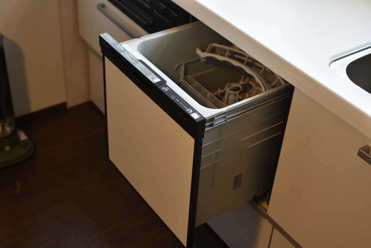 キッチンは食器洗い乾燥機付きです。（A棟）|1F キッチン
