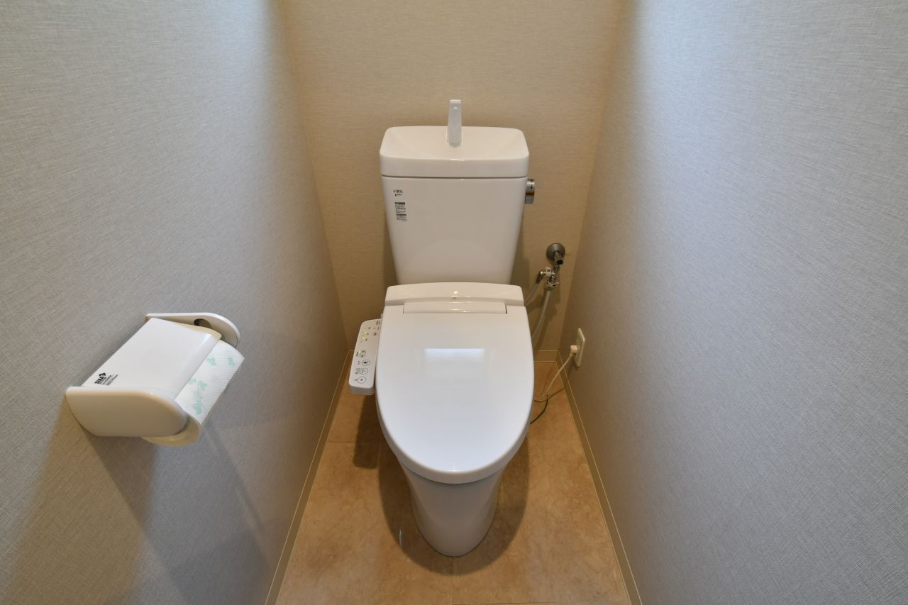 ウォシュレット付きトイレの様子。（A棟）|1F トイレ