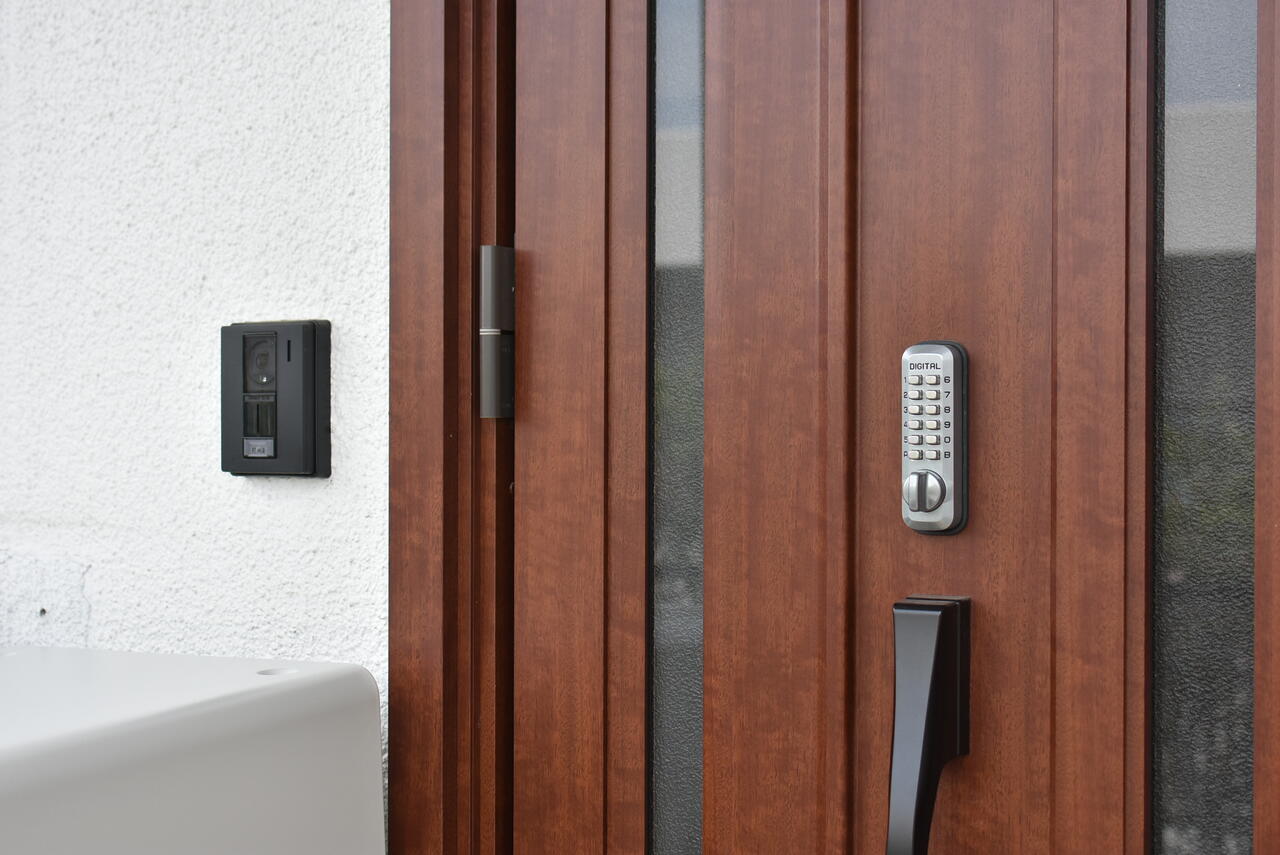カメラ付きインターホンと、玄関の鍵の様子。（B棟）|1F 玄関