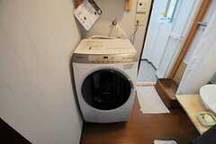 廊下から見たドラム式洗濯乾燥機。(2013-04-11,共用部,LAUNDRY,1F)