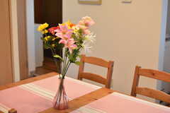 テーブルには花が飾られています。(2023-02-02,共用部,LIVINGROOM,1F)
