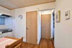 左のドアがバスルーム、右のドアがシャワールームです。(2023-02-02,共用部,OTHER,1F)