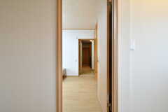 ドアが2箇所あり、どちらの廊下にも出ることができます。（202号室）(2023-02-02,専有部,ROOM,2F)