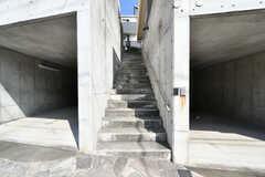 玄関は階段を上がった先にあります。(2022-03-01,周辺環境,ENTRANCE,1F)