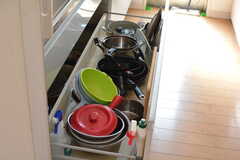 フライパンや鍋類は引き出しに収納されています。(2022-03-01,共用部,KITCHEN,1F)