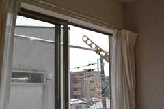 窓の外には洗濯物が干せます。（201号室）(2022-03-01,専有部,ROOM,2F)