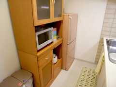 キッチンの様子2。ピンクの冷蔵庫が女性専用ハウスらしい。(2007-02-16,共用部,KITCHEN,2F)