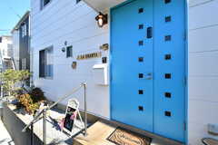 玄関ドアの様子。綺麗なブルーです。(2022-02-21,周辺環境,ENTRANCE,1F)