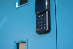 玄関の鍵はナンバー式のオートロック。(2022-02-21,周辺環境,ENTRANCE,1F)