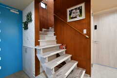 階段の様子。リビングは2階にあります。(2022-02-21,共用部,OTHER,1F)