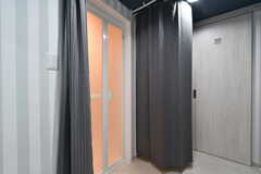 脱衣スペースはカーテンで仕切ります。(2022-02-21,共用部,BATH,1F)
