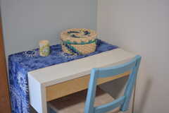 ブルーの小物や家具で統一されています。（102号室）(2022-02-21,専有部,ROOM,1F)
