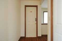 専有部のドアの様子。鍵はナンバー式です。（201号室）(2014-03-24,専有部,ROOM,2F)