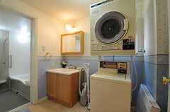 脱衣室に設置された洗面台、コイン式の洗濯機・乾燥機の様子。(2014-03-24,共用部,LAUNDRY,1F)