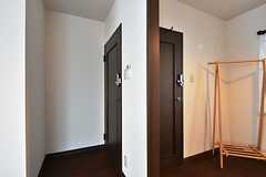 ドアが2つあり、2名入居の場合は空間を区切って使うこともできます。（204号室）(2016-06-14,専有部,ROOM,2F)