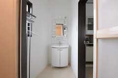 バスルームから脱衣室を見た様子。洗面台が設置されています。(2012-02-16,共用部,BATH,2F)