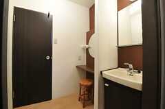 洗面台の様子。女性専用のフロアなので、メイクスペースが併設されています。ドアの先はトイレです。(2012-02-16,共用部,OTHER,3F)