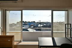 見晴らしが良いです。窓からベランダに出られます。（201号室）(2023-02-17,専有部,ROOM,2F)