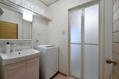 バスルームの様子。洗面台と洗濯機が設置されています。（A棟）(2020-08-18,共用部,BATH,1F)