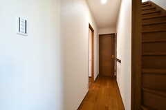 廊下の様子。右手にリビング、正面にバスルームがあります。（B棟）(2020-08-18,共用部,OTHER,1F)
