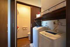 奥がトイレ、右手に洗濯機と乾燥機が置かれています。(2015-03-26,共用部,LAUNDRY,2F)