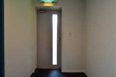 廊下の端のドアから屋上に上がれます。(2022-12-21,共用部,OTHER,3F)
