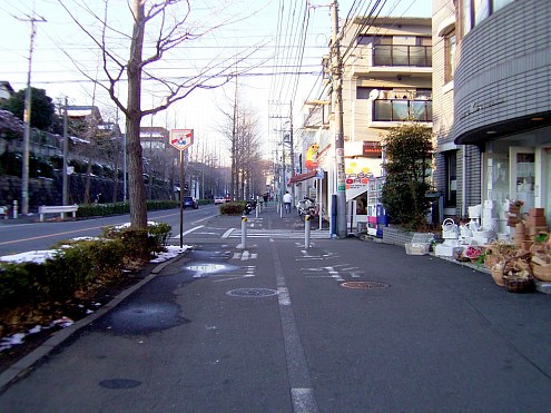 駅からハウスへ向かう道