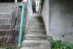 玄関へは階段を登ります。(2023-07-13,周辺環境,ENTRANCE,1F)