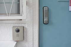 カメラ付きインターホンと玄関の鍵。ナンバー式です。(2023-07-13,周辺環境,ENTRANCE,1F)