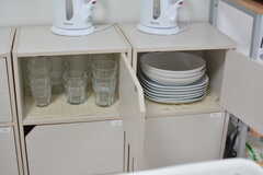 食器棚の様子。棚の下段は部屋ごとに使用できます。(2023-07-13,共用部,KITCHEN,1F)
