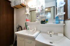洗面台の様子2。部屋ごとに私物をおけるスペースがあります。(2023-07-13,共用部,WASHSTAND,1F)