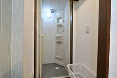 シャワールームの様子。脱衣室の仕切りはアコーディオンカーテンです。(2023-07-13,共用部,BATH,1F)