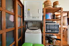 キッチン家電の隣に洗濯機と乾燥機が設置されています。(2019-08-08,共用部,LAUNDRY,1F)