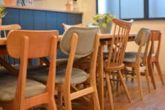 ダイニングテーブルの椅子はそれぞれデザインが異なります。(2017-03-28,共用部,LIVINGROOM,1F)