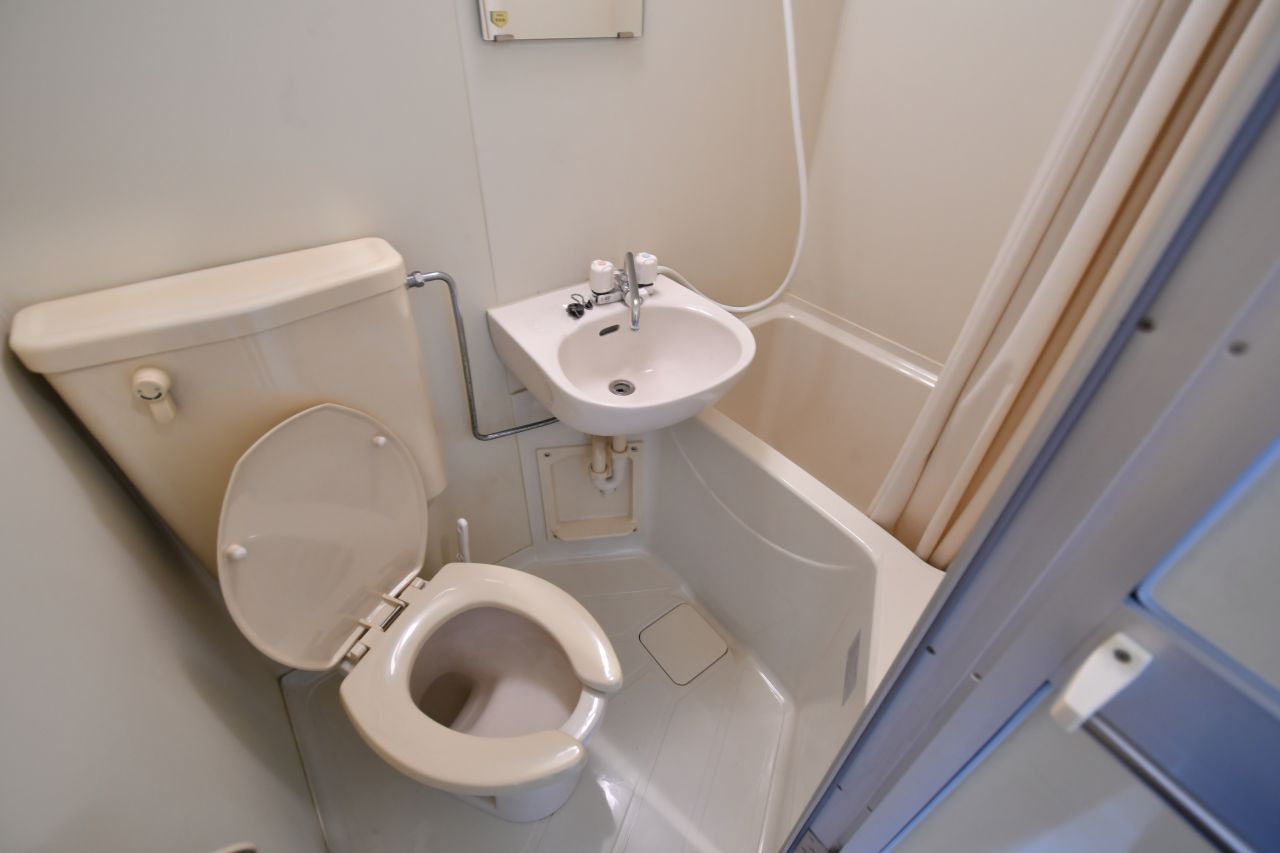 バスルーム、トイレ、洗面台がまとまった3点ユニットが各部屋に設置されています。（101号室）|1F 部屋