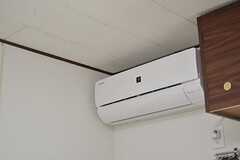 空気洗浄機能付きエアコン。花粉にも効果的とのこと。(2013-03-04,共用部,LIVINGROOM,1F)