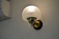 壁付けのランプ。（202号室）(2013-03-04,専有部,ROOM,2F)