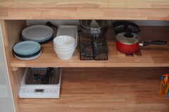 食器や鍋類はヒーターの下に収納されています。(2018-03-23,共用部,KITCHEN,1F)