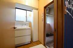 脱衣室の様子。洗面台が設けられています。(2015-03-03,共用部,BATH,1F)