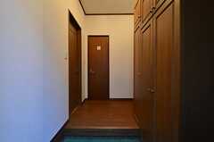 玄関から見た内部の様子。右手に101号室、正面がトイレ、左手のドアが廊下につながっています。(2015-10-20,周辺環境,ENTRANCE,1F)