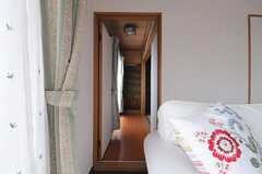 ソファ脇のドアは101号室につながっています。(2012-03-02,共用部,LIVINGROOM,2F)