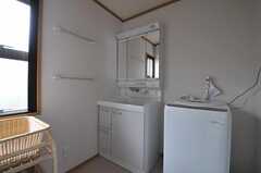 脱衣室に設置された洗面台と洗濯機の様子。(2012-03-02,共用部,BATH,2F)