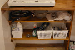 フライパンや鍋類はヒーター下に収納されています。(2021-05-21,共用部,KITCHEN,1F)
