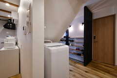 廊下に設置された洗濯機の様子。(2021-05-21,共用部,LAUNDRY,1F)