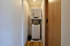 廊下に設置された洗濯機と乾燥機の様子。(2021-05-21,共用部,LAUNDRY,2F)