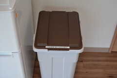 共用部にはゴミ箱がないため、専有部内に大きめのゴミ箱が用意されています。（209号室）(2021-05-21,専有部,ROOM,2F)