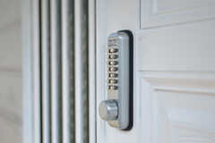 玄関の鍵はナンバー式です。(2012-02-10,周辺環境,ENTRANCE,1F)