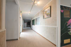 エントランスからラウンジへと向かう廊下の様子。廊下には黒板が設置されています。(2012-02-10,共用部,OTHER,1F)